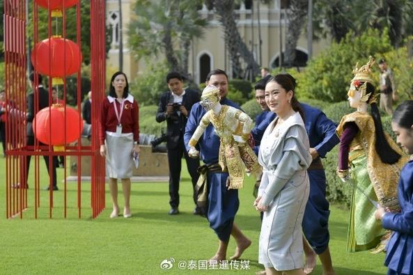 队正在向他